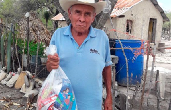 Lleva Antorcha despensas a habitantes de San Carlos