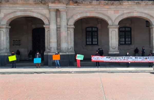 Realizan cadenas humanas para denunciar falta de pago a maestros en Toluca