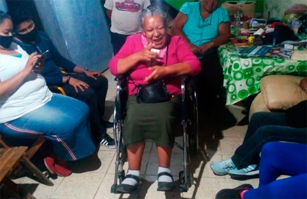 Antorchistas de Zapopan consiguen silla de ruedas para abuelita