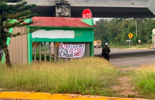 Cuelgan en Chiapas lonas contra Barbosa y la 4T