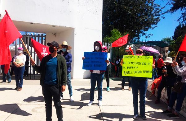 Acuden maestros de Puebla a SEP por demandas laborales