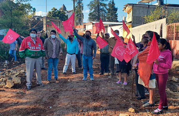 Antorchistas de Opopeo cierran el año con arranque de obra