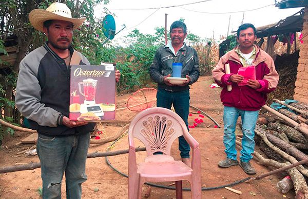 Van antorchistas de Atlixtac por atención a las principales necesidades del pueblo