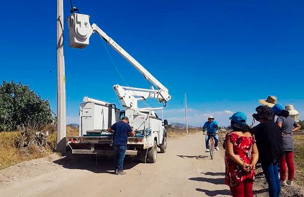 Instalan lámparas en colonia antorchista