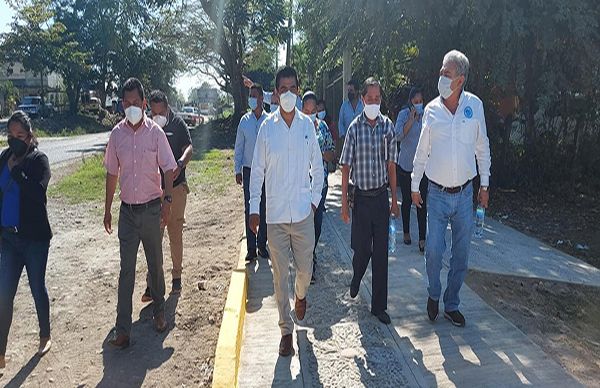 Inauguran guarniciones y banquetas en CBTA.