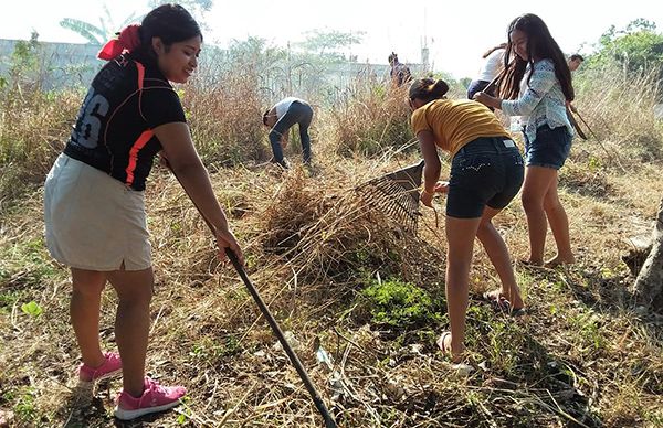 Rescatan antorchistas a niños de Champotón de deserción escolar