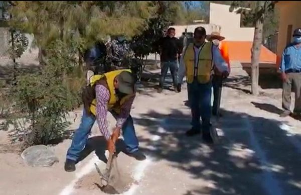 Construyen sanitarios para escuela de Charcas