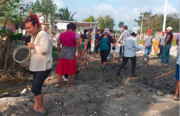 Carmelitas antorchistas reparan calles abandonadas por el ayuntamiento