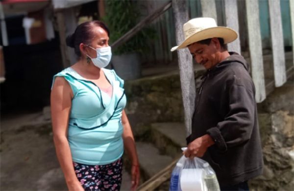 Entregan paquetes sanitizantes en Chiconcuautla