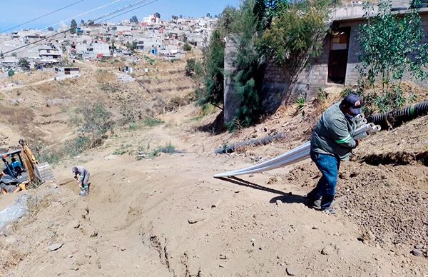 Gobierno antorchista suministra agua a colonia marginada