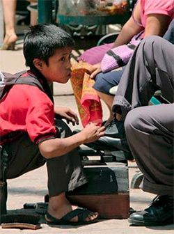 Niños salen a trabajar ante la falta de internet y computadora para estudiar en línea