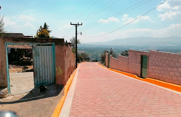 Adoquinan calle en Barrio Guadalupe