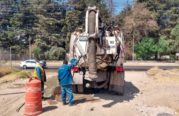 Gestiona Antorcha desazolve en colonias populares