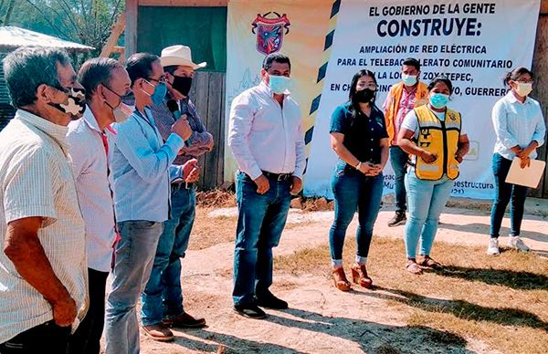 Banderazo de electrificación de telebachillerato comunitario en Zoyatepec