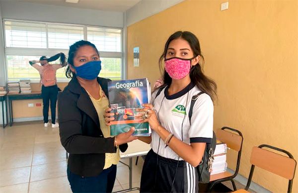 Alumnos de telebachillerato reciben libros de texto