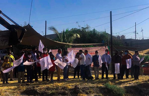 Colonos de Xochitepec se beneficiarán con cancha de usos múltiples