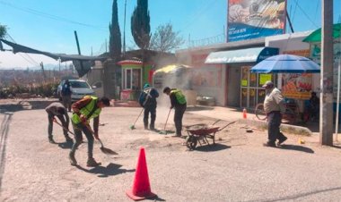 Antorcha gestiona bacheo y luminarias en Azotlán