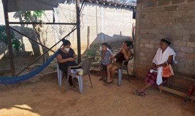 Visita activista antorchista a habitantes de San Agustín Chayuco