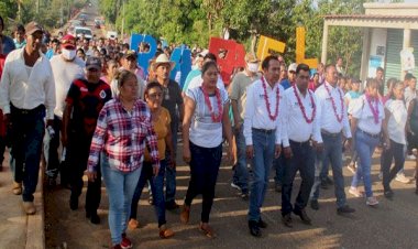 Con pie firme recorre Rafael Hernández localidades de Soteapan