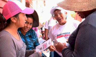 Platican con Soraya en el barrio de “La Conchita”