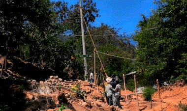 Gracias a la gestión antorchista, avanza la electrificación de la colonia Baltazar en Aquismón