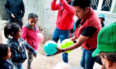 Continúan los  festejos a mamás y niños en Colonia Antorchista.