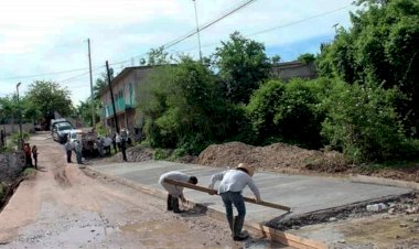 Presidenta municipal hace entrega del proyecto de vado en Olomatlán