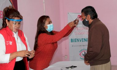 Personas adultas mayores reciben lentes en Ixtapaluca