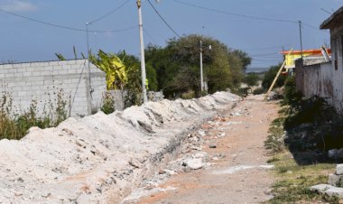 Amplían drenaje en Barrio del 13 de Ixcaquixtla