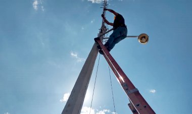 Avanza instalación de alumbrado público en la cabecera municipal de Charcas