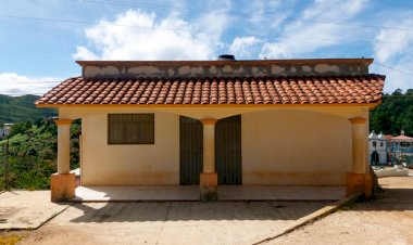 Construye pueblo de Chiapas casa de salud, gobierno le niega médicos