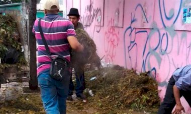 Realizan limpieza de la plaza de la colonia El Salado