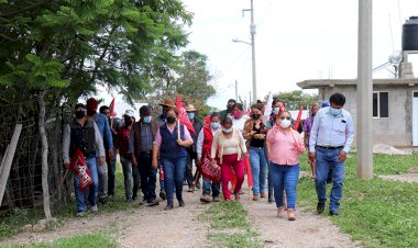 Entrega alcaldesa de Tepexi baños con biodigestor en Montón de Arena