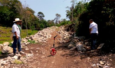 Antorchistas continúan gestión de nuevo camino en barrio El Limón de Aquismón