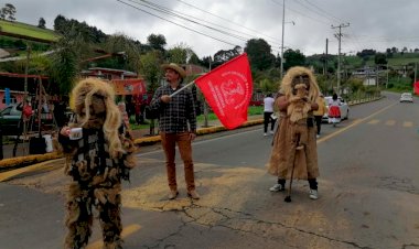 Antorcha Magisterial y jóvenes colectan a favor de casas del estudiante de RTC