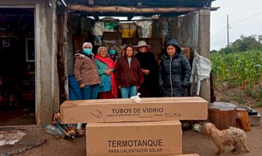 Campesinos reciben calentadores solares