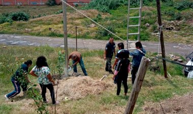 A falta de obras públicas vecinos deben improvisar