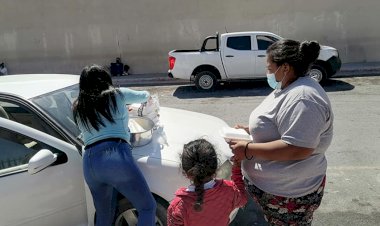 Víveres para quienes esperan a un enfermo lleva activista antorchista a hospital de Coahuila 