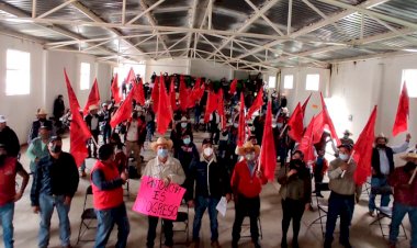 Campesinos se reúnen para enterarse del quehacer político del país