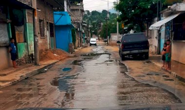 Escurrimiento de aguas negras, centro de contaminación en la colonia Leyes de Reforma