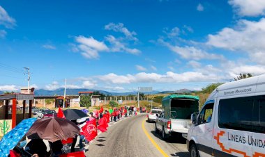 Por negligencia del Gobierno Estatal ante carencias sociales, se manifiestan en Miahuatlán