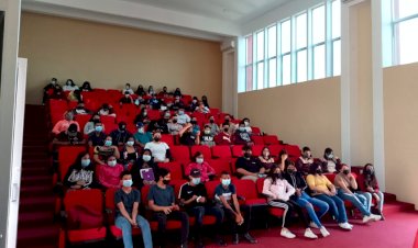 Maestros y alumnos regresan a clases presenciales bajo la ley de “tenemos que correr riesgos”