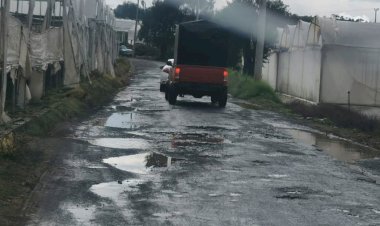 Ante oídos sordos del Ayuntamiento de Tenancingo, vecinos del Zarco bachean sus calles