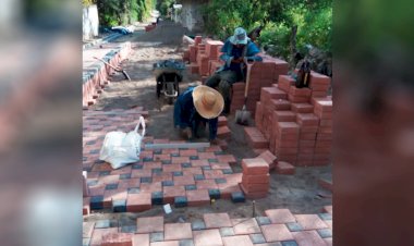 Realizan adoquinamiento de la calle 3 sur en Santa Catarina Tehuixtla