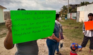 Padres de familia  exigen que se presente la supervisora de zona