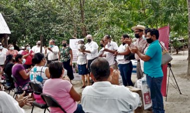 Familias antorchistas reciben paquetes de huertos familiares