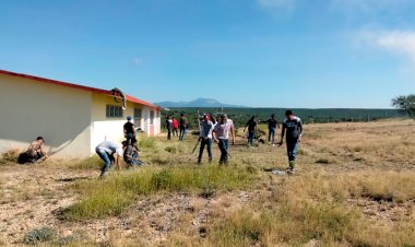 Padres de familia asean centro escolar de Tamaulipas