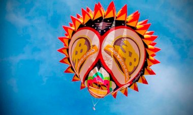 Estudiantes antorchistas hacen globos de Cantoya