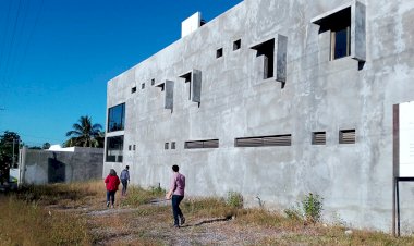 Reciben visita de arquitecta en casa de estudiantes de Colima