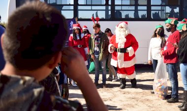 Estudiantes llevan alegría a niños de comunidades en la laguna 